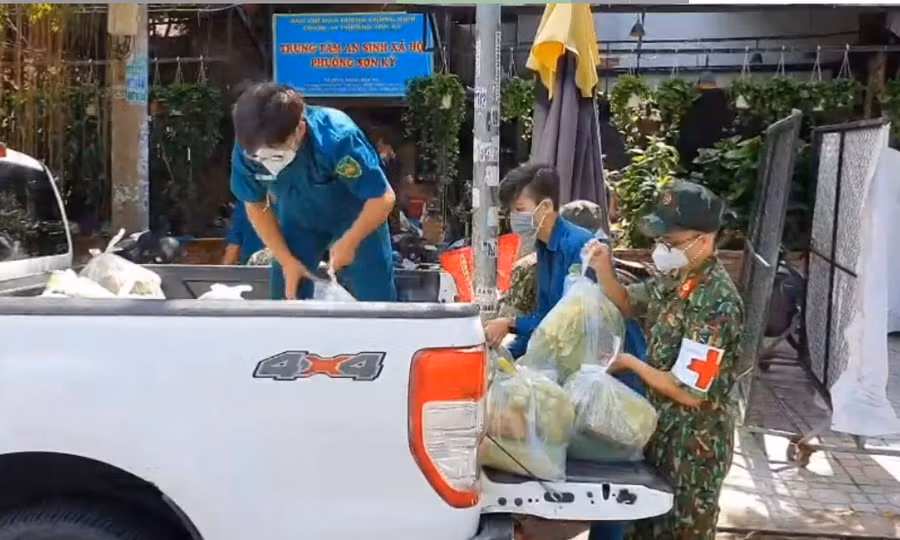 Video: Bộ đội đưa lương thực, thực phẩm đến từng nhà người dân 