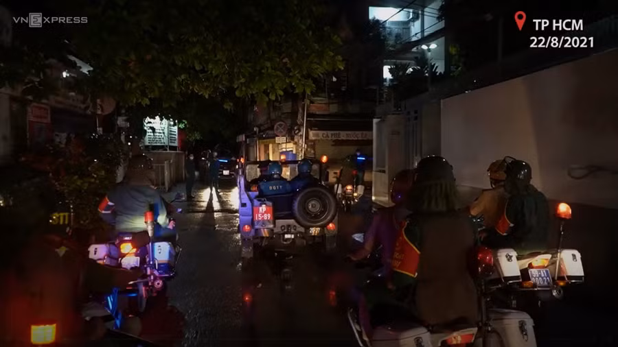 Hàng nghìn cán bộ, chiến sĩ xuất quân lúc nửa đêm tới các chốt kiểm soát ở các quận huyện và sẽ tham gia vận chuyển lương thực, hỗ trợ y tế đến từng nhà dân. Nguồn: VNE.