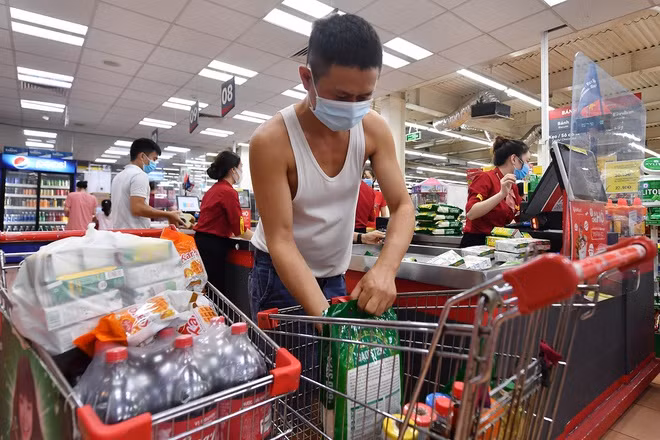 Thực hiện giãn cách nhưng cũng có những lúc người dân phải ra ngoài đi mua lương thực, thực phẩm. Ảnh minh họa.