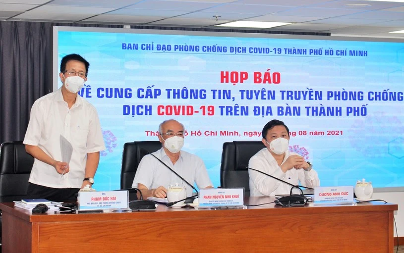 Phó Chủ tịch HĐND TP Phạm Đức Hải trao đổi thông tin với các PV báo chí. Nguồn: Trung tâm Báo chí TP Hồ Chí Minh.