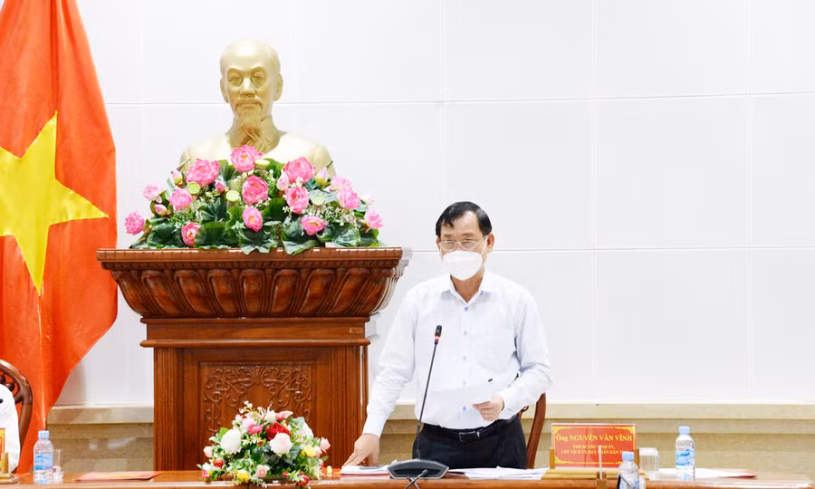 Chủ tịch UBND tỉnh Nguyễn Văn Vĩnh chỉ đạo cơ quan chức năng tỉnh xúc tiến nhanh việc củng cố hồ sơ xử lý nghiêm các doanh nghiệp không tuân thủ quy định làm lây lan dịch Covid-19 trong khu, cụm công nghiệp của tỉnh Tiền Giang. Ảnh: Báo Ấp Bắc.