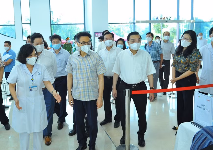 Phó Thủ tướng Chính phủ Vũ Đức Đam, Trưởng Ban chỉ đạo Quốc gia phòng, chống Covid-19 kiểm tra tại điểm tiêm vắc xin 04 tại trụ sở Tập đoàn FPT sáng 4/8. Ảnh: TTXVN.