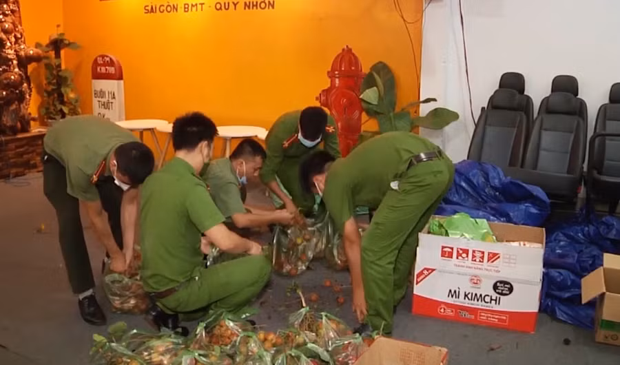 Những ngày qua, đoàn viên thanh niên Công an tỉnh Đắk Lắk đã phối hợp với các nhà hảo tâm nấu và mang những suất ăn khuya đến tiếp sức lực lượng thực hiện nhiệm vụ tại các chốt kiểm soát phòng, chống dịch Covid-19. Nguồn: PLO.