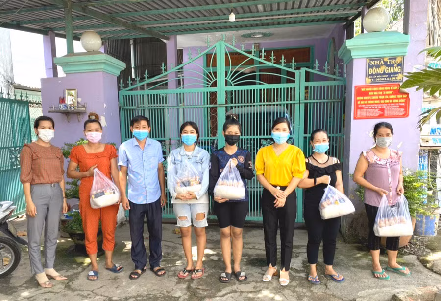 Công nhân ở nhà trọ Đông Giang (TX.Tân Uyên, tỉnh Bình Dương) nhận hàng từ Chuyến xe nghĩa tình. Ảnh: Báo Bình Dương.