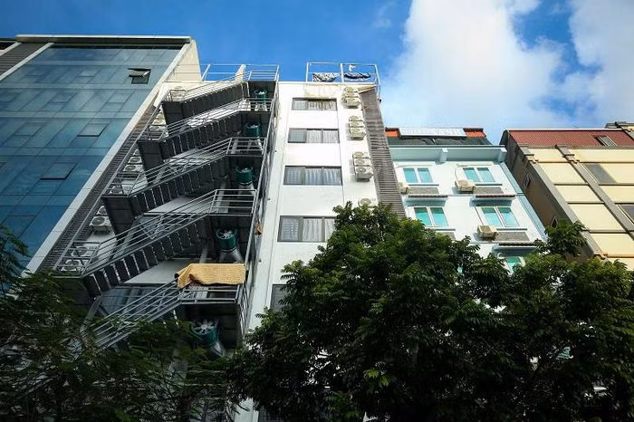 Nhiều tổ chức thiện nguyện, cá nhân đã chung tay sẻ chia, giúp đỡ các trường hợp khó khăn. Trong ảnh: một căn nhà cao 9 tầng tại khu đấu giá Yên Xá (phường Tân Triều, huyện Thanh Trì, TP Hà Nội) đang là nơi giúp đỡ những người gặp khó khăn không có chỗ ăn, ở với giá 0 đồng. Nguồn: KTĐT.