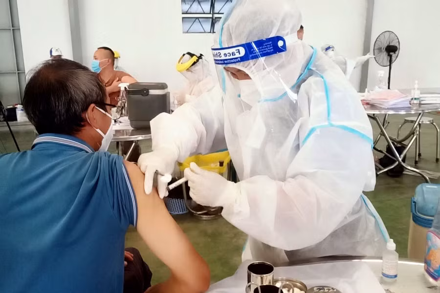 Tiêm vắc xin phòng Covid-19 cho công nhân, người lao động trong khu công nghiệp tại Long An. Nguồn: Báo Long An.