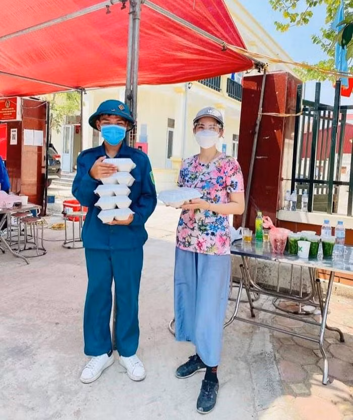 Không chỉ giúp nhiều lao động nghèo, sinh viên mắc kẹt lại Hà Nội có chỗ ở miễn phí, chị Hạnh còn không lấy tiền điện, nước, hỗ trợ họ một số nhu yếu phẩm. Nguồn: Zing.