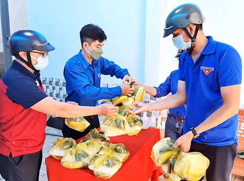 Với ý nghĩa lan tỏa yêu thương từ những bếp ăn 0 đồng, lực lượng tình nguyện phường 8 (TP Cà Mau) vận chuyển các phần cơm “0 đồng” đến người nghèo. Nguồn: Nhân dân.