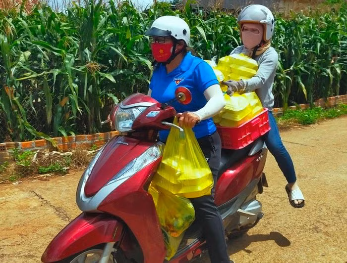 "Bếp ăn tình nguyện" được Hội liên hiệp phụ nữ thị trấn Ea Pốk (huyện Cư M"gar, tỉnh Đắk Lắk) triển khai, hàng ngày nấu hơn 700 suất ăn đầy đủ dinh dưỡng cung cấp cho các khu vực cách ly, chốt kiểm soát dịch. Nguồn: TPO.