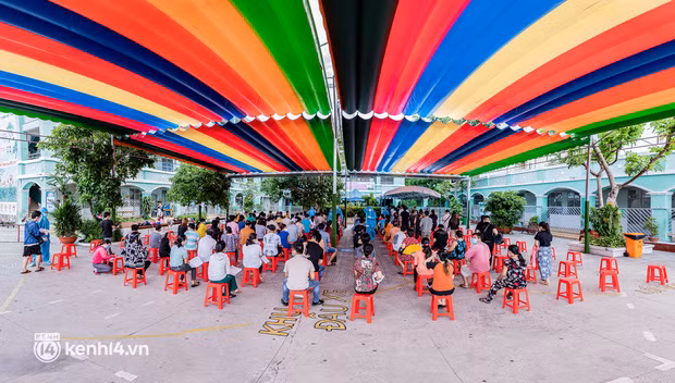 TP Thủ Đức đang đẩy mạnh các điểm tiêm vắc xin Vero Cell của hãng Sinopharm (Trung Quốc) cho người dân. Ảnh: Kenh14.