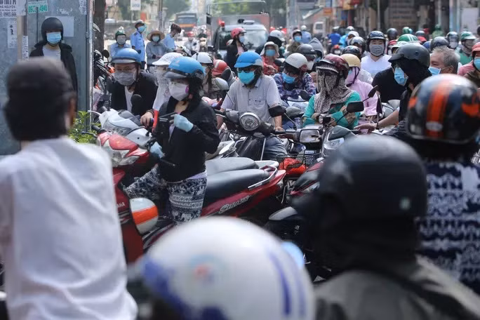 Sáng 21/8, người dân TP Hồ Chí Minh ùn ùn kéo đến các siêu thị, nhà thuốc, cửa hàng tiện lợi để mua thực phẩm, thuốc men dự trữ. Trong ảnh: Hàng trăm người xếp hàng từ ngoài cửa siêu thị Big C Miền Đông (268 Tô Hiến Thành, phường 15, quận 10) để chờ vào trong mua sắm. Nguồn: NLĐ.