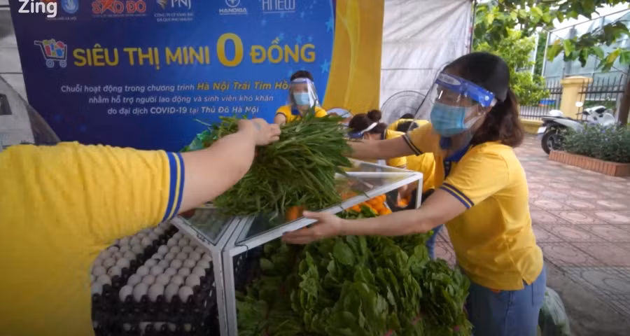 Mô hình siêu thị 0 đồng đầu tiên tại Hà Nội được tổ chức tại UBND phường Đức Thắng, quận Bắc Từ Liêm, nhằm hỗ trợ lao động nghèo, sinh viên kẹt lại tại địa phương. Nguồn: Zing.