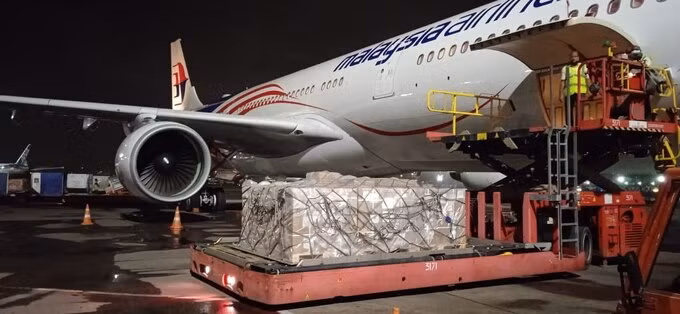 Lô thuốc remdesivir điều trị Covid-19 đầu tiên về đến sân bay Tân Sơn Nhất đêm 5/8. Ảnh: DNCC.