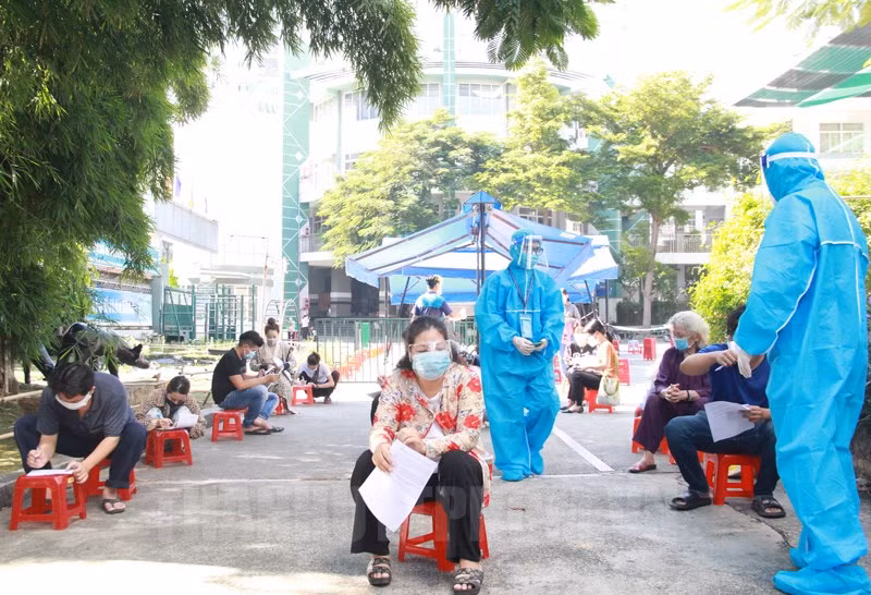 Đội ngũ tình nguyện viên thông tin cho người dân biết hôm nay sẽ tiêm vắc xin Sinopharm do Trung Quốc sản xuất. Người dân hiểu và đồng ý mới tiếp tục vào khu vực tiêm. Ảnh: Thành Ủy TP Hồ Chí Minh.