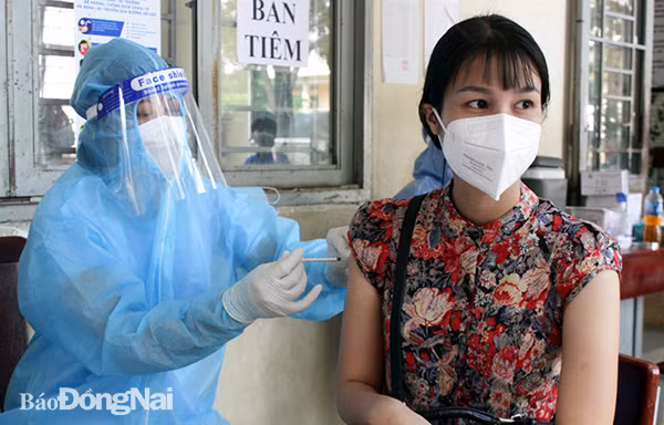 Tiêm vắc xin cho giáo viên tại phường Trảng Dài, TP. Biên Hòa. Nguồn: Báo Đồng Nai.