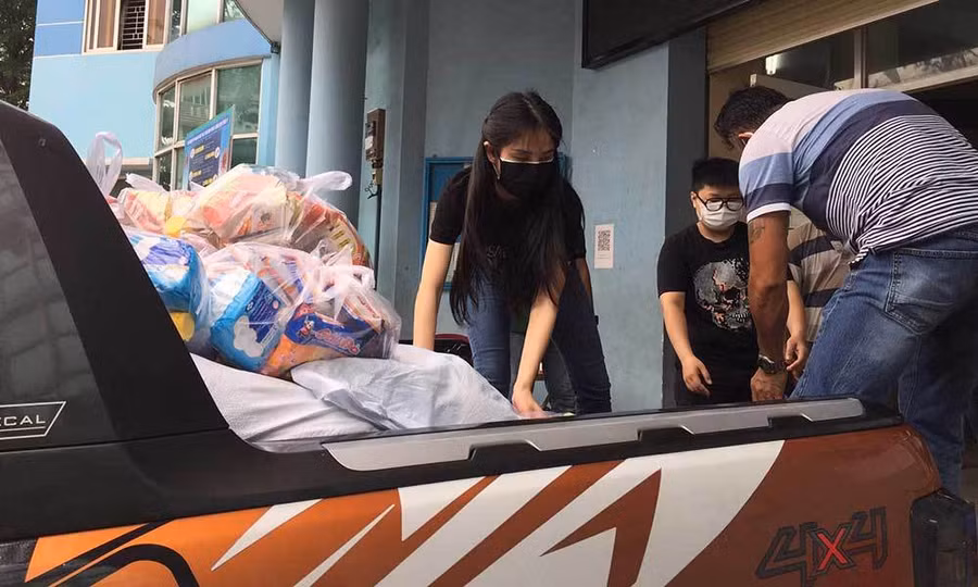 Nguyễn Đỗ Trúc Phương (27 tuổi, ngụ quận 1, TP Hồ Chí Minh) là một người nổi tiếng về làm từ thiện, cô gái trẻ này còn được người dân nghèo Sài Gòn âu yếm gọi là “cô tiên”. Trong ảnh: Phương tự tay trao quà cho người dân trong khu cách ly ở đường Huỳnh Tấn Phát, quận 7. Nguồn: VNN.