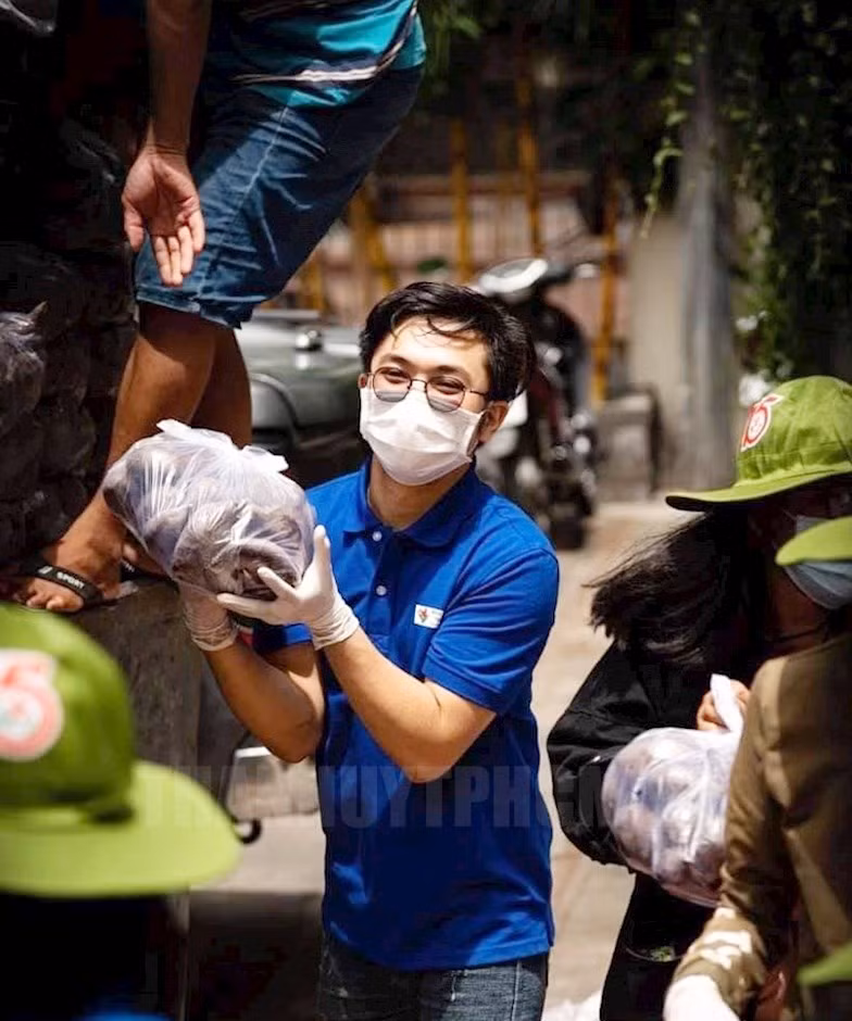 Tình nguyện viên tham gia phân phối khoai lang tím giúp bà con nông dân tỉnh Đồng Tháp. Nguồn: Trang tin điện tử Đảng Bộ TP Hồ Chí Minh.