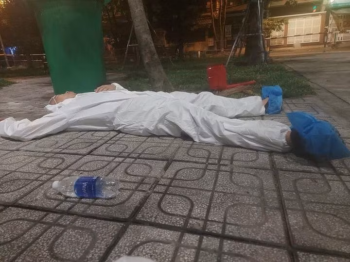 Nhiều lần mệt quá, anh Nghĩa nằm vật ra vỉa hè tranh thủ chợp mắt. Nguồn: VNN.