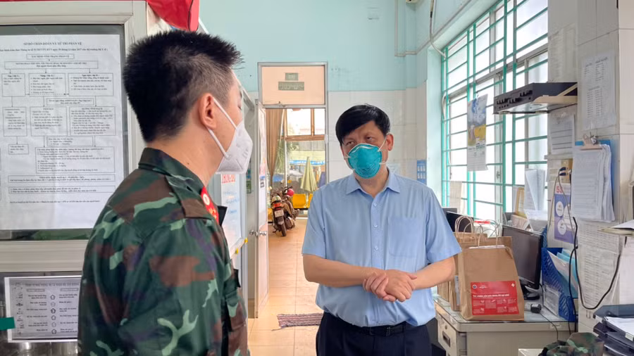 Bộ trưởng Nguyễn Thanh Long trò chuyện với các chiến sĩ làm công tác phòng chống dịch tại 1 điểm trên địa bàn Phường 5. Ảnh: BYT.