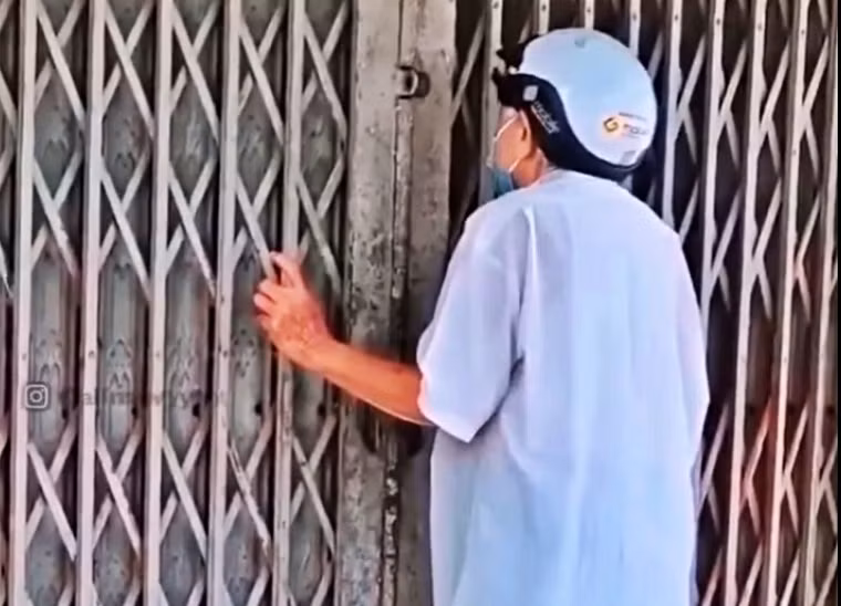 Câu chuyện thật đằng sau hình ảnh cụ ông cầu xin được bán 1kg gạo về chăm vợ ốm