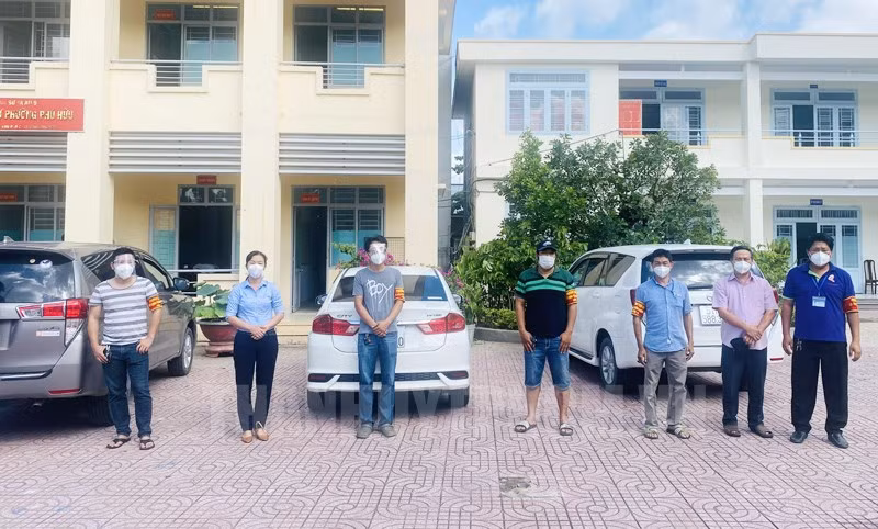 Các thành viên của Đội xe tình nguyện cùng Bí thư Đảng ủy phường Phú Hữu Nguyễn Thị Hương Hiệp (thứ 2 trái qua). Nguồn: Trang tin điện tử Đảng Bộ TP Hồ Chí Minh.