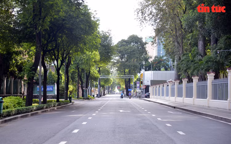 Ngày 23/8 - ngày đầu tiên TP Hồ Chí Minh thực hiện nghiêm việc “ai ở đâu ở yên đó”, đường phố đã vắng vẻ hơn dù các tuyến đường chính vẫn còn xe lưu thông. Tuyến đường Nguyễn Thị Minh Khai không còn cảnh ùn xe, đông đúc. Nguồn: Báo Tin Tức.