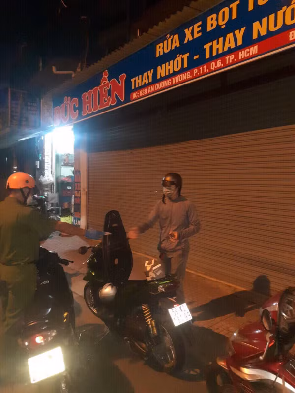 Hán Văn Võ lúc bị Tổ tuần tra kiểm tra hành chính. Ảnh: CA TP Hồ Chí Minh.