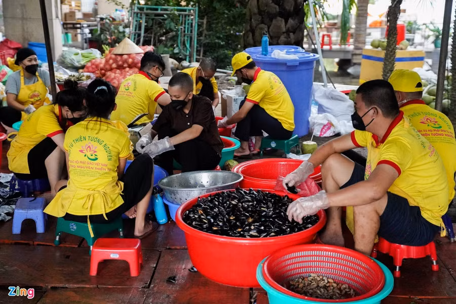 Nhà chùa ở TP Hồ Chí Minh chi 200 triệu đồng mỗi ngày nấu suất ăn miễn phí. Gần 3 tháng qua, hơn 100 tình nguyện viên cùng nhau dựng lều dã chiến ở lại trong khuôn viên bếp ăn, nấu các suất cơm miễn phí gửi đến người nghèo và các y tá, bác sĩ. Nguồn: Zing.