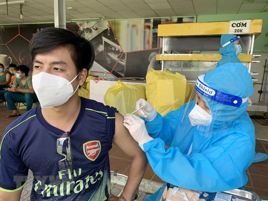 Lực lượng tuyến đầu phòng chống dịch tại Ký túc xá Trường Cao đẳng Công thương TP Hồ Chí Minh được đội tiêm đến tận nơi tiêm vắc-xin Covid-19. Ảnh: TTXVN. Lực lượng tuyến đầu phòng chống dịch tại Ký túc xá Trường Cao đẳng Công thương TP Hồ Chí Minh được đội tiêm đến tận nơi tiêm vắc-xin Covid-19. Ảnh: TTXVN.