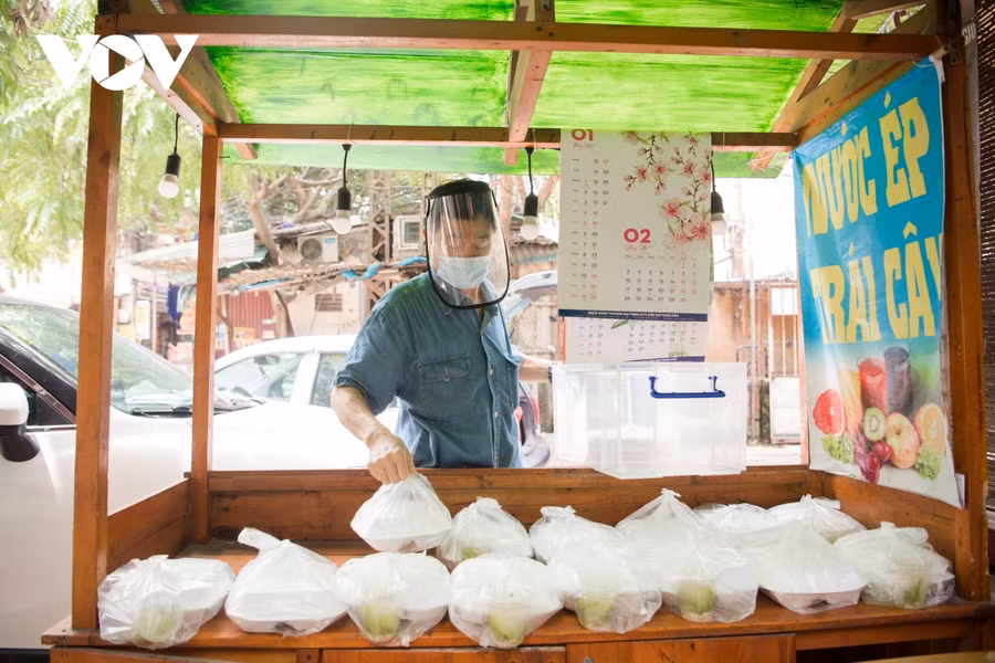 Chú Tuân dùng xe ô tô riêng của mình để vận chuyển những suất ăn đến 4 khu vực tại phường Quan Hoa, phường Dịch Vọng, phương Dịch Vọng Hậu và phường Nghĩa Tân. Nguồn: VOV.