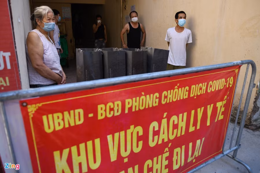 Bất ngờ được đến tận nhà trao quà cứu trợ, người dân phường Trung Tự (quận Đống Đa, Hà Nội) rưng rưng nói lời cảm ơn. Nguồn: Zing.