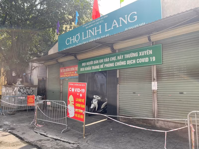 Lực lượng chức năng quận Ba Đình (Hà Nội) đã tiến hành lập các chốt, phong tỏa tạm thời chợ Linh Lang (phường Cống Vị) từ ngày 4/8. Ảnh: PLXH.