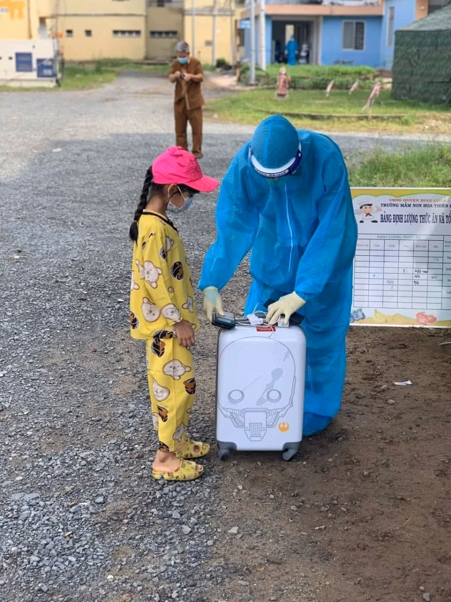 Bé gái được điều trị tại Bệnh viện Dã chiến thu dung điều trị Covid-19 số 4 đã đủ tiêu chuẩn xuất viện. Nguồn: Bệnh viện Nhi Đồng TP Hồ Chí Minh.