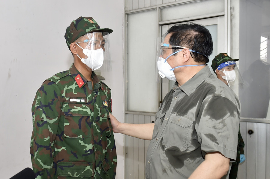 Thủ tướng động viên một chiến sĩ trẻ đang cùng nhân dân TP Hồ Chí Minh chống dịch. Ảnh: VGP. Thủ tướng động viên một chiến sĩ trẻ đang cùng nhân dân TP Hồ Chí Minh chống dịch. Ảnh: VGP.