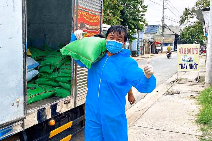 Tổng Giám đốc vác hàng cứu trợ, sáng chế nhà vệ sinh di động tặng BV dã chiến. Nguồn: VNN.