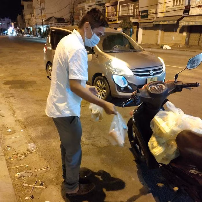 Mỗi ngày, chị Dung (TP Quy Nhơn, Bình Định) cùng bạn bè đã hỗ trợ đồ ăn, nước uống và xăng cho hàng trăm bà con từ miền Nam về quê tránh dịch. Trong ảnh: Chị Dung cùng nhóm của mình tiếp sức cho bà con trên đường về quê tránh dịch. Nguồn: Zing.