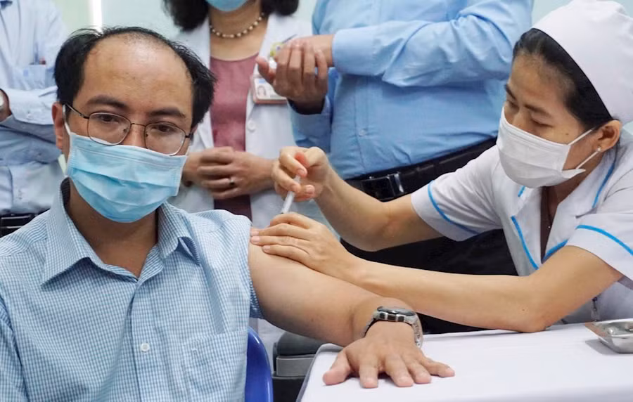 Các địa phương huy động tối đa các lực lượng tham gia tiêm chủng vắc xin Covid-19. Ảnh: hcmcpv.org.vn