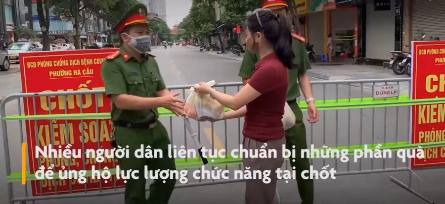 Nhiều cư dân tại Hà Đông (Hà Nội) những ngày qua thể hiện sự ủng hộ, động viên tinh thần với lực lượng thường trực tại các chốt kiểm soát dịch Covid-19. Nguồn: Zing.
