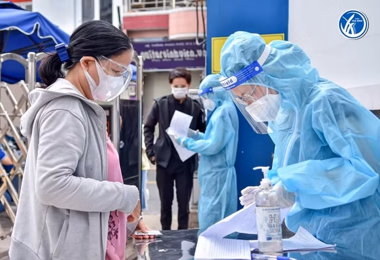 Khử khuẩn trước khi tiêm. Ảnh: Trung tâm kiểm soát bệnh tật TP Hồ Chí Minh.