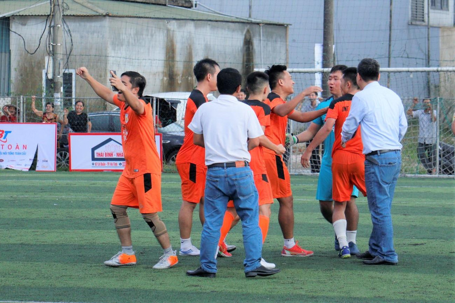 Mặc dù có nhiều cơ hội và những đường bóng sắc sảo, tuy nhiên, phải đến tận cuối hiệp 2 bàn thắng của trận đấu mới được mở. Đây cũng là bàn thắng phân định chiến thắng 1-0 dành cho đội tuyển Hội Doanh nhân trẻ Hà Tĩnh.