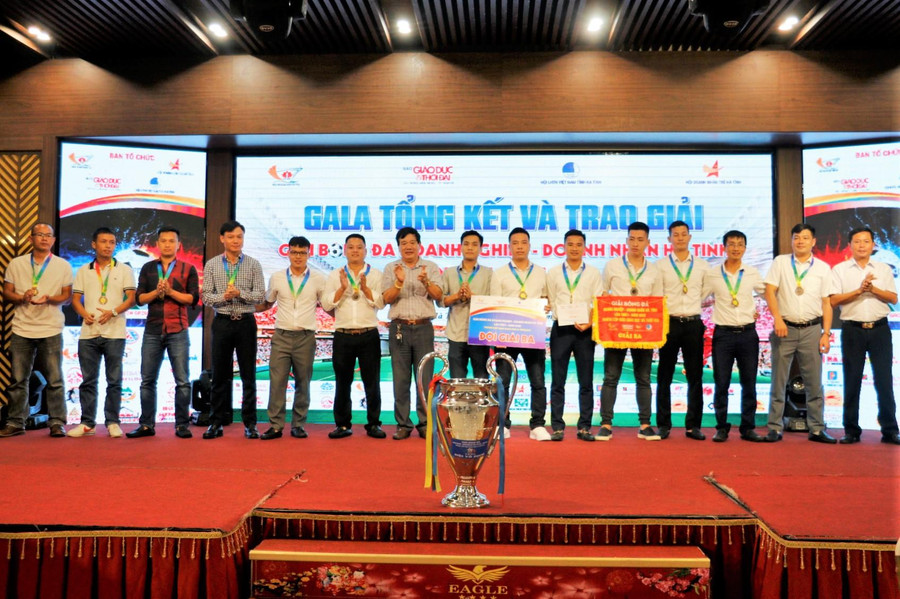 Các đội đạt giải nhận huy chương, cờ lưu niệm từ Ban tổ chức. Các đội đạt giải nhận huy chương, cờ lưu niệm từ Ban tổ chức.