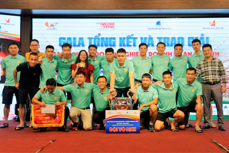 Đội tuyển Doanh nghiệp trẻ Hà Tĩnh mừng chiến thắng khi giành ngôi vô địch. Đội tuyển Doanh nghiệp trẻ Hà Tĩnh mừng chiến thắng khi giành ngôi vô địch.