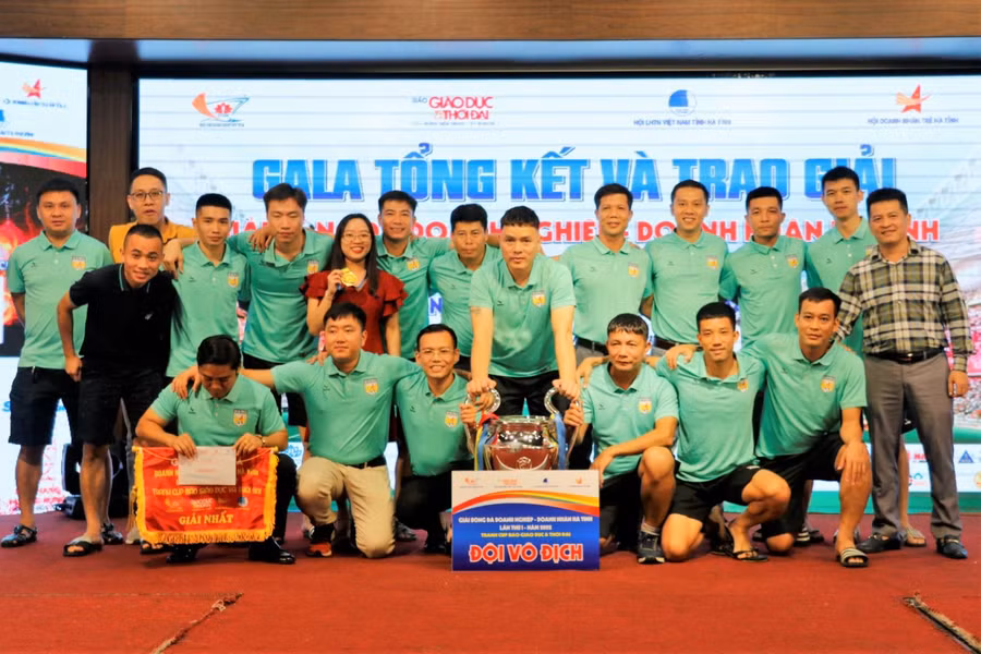 Đội tuyển Doanh nghiệp trẻ Hà Tĩnh mừng chiến thắng khi giành ngôi vô địch.