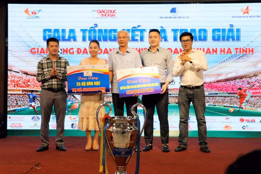 Ban tổ chức giải đấu trao quà đến đại diện Quỹ học bổng Hồng Lam.