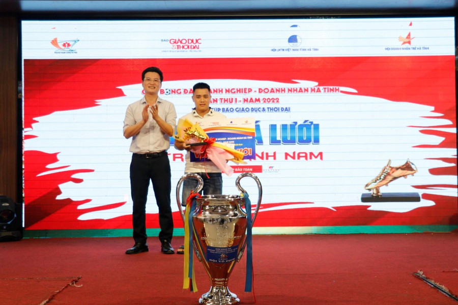Các cá nhân xuất sắc nhận phần thưởng từ Ban tổ chức. Các cá nhân xuất sắc nhận phần thưởng từ Ban tổ chức.