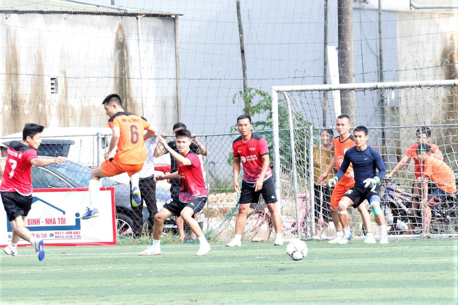 Chiều 3/10, trận đá bóng chung kết tranh Cúp Báo GD&amp;TĐ do Hiệp hội Doanh nghiệp Hà Tĩnh, Hội Doanh nhân trẻ Hà Tĩnh, Hội LHTN Việt Nam tỉnh, Văn phòng Báo Giáo dục và Thời đại khu vực miền Trung - Tây Nguyên tổ chức diễn ra hết sức sôi nổi.