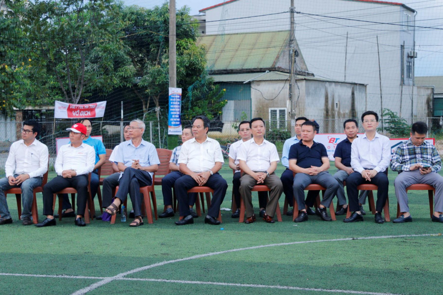 Tới dự trận chung kết có ông Nguyễn Đình Hải - Bí thư Đảng ủy Khối CCQ&amp;DN tỉnh, ông Đậu Tùng Lâm - Giám đốc Sở TT&amp;TT, ông Đoàn Đình Anh – Chủ tịch Hội khuyến học tỉnh Hà Tĩnh, các đại diện nhà tài trợ, doanh nghiệp cùng rất đông cổ động viên.