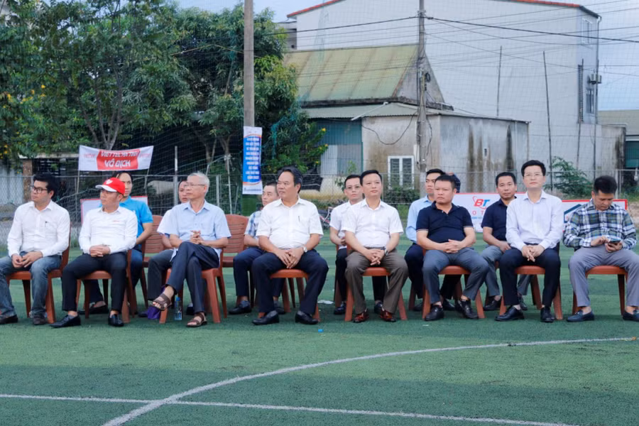 Tới dự trận chung kết có ông Nguyễn Đình Hải - Bí thư Đảng ủy Khối CCQ&amp;DN tỉnh, ông Đậu Tùng Lâm - Giám đốc Sở TT&amp;TT, ông Đoàn Đình Anh – Chủ tịch Hội khuyến học tỉnh Hà Tĩnh, các đại diện nhà tài trợ, doanh nghiệp cùng rất đông cổ động viên.