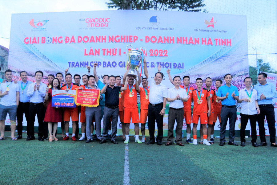 Đại biểu, các nhà tài trợ, ban tổ chức cùng nâng cúp chúc mừng đội tuyển Hội Doanh nhân trẻ Hà Tĩnh xuất sắc giành chức vô địch của giải đấu.