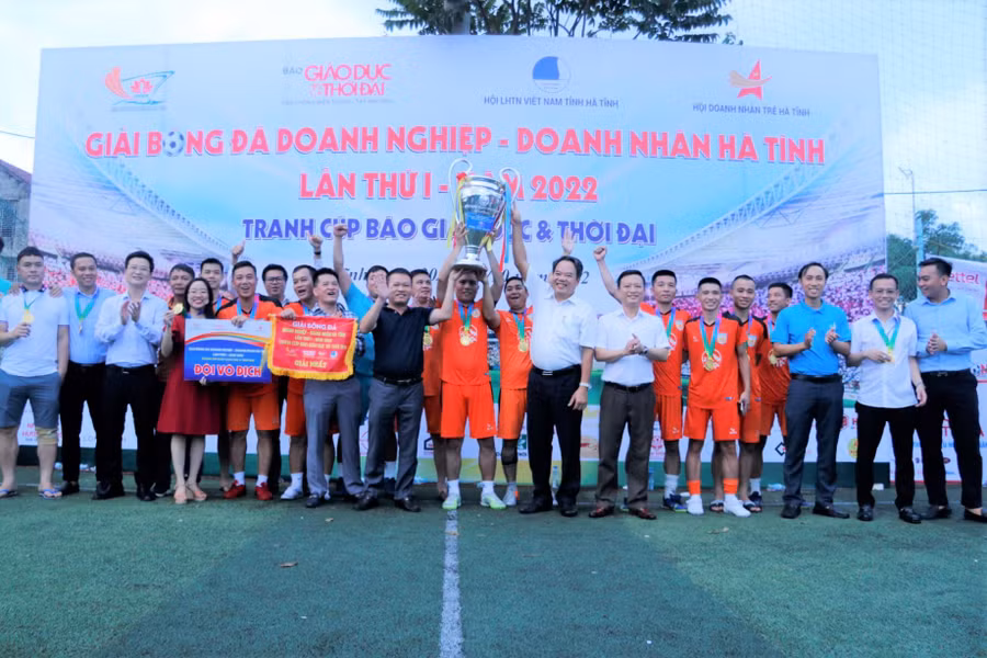 Đại biểu, các nhà tài trợ, ban tổ chức cùng nâng cúp chúc mừng đội tuyển Hội Doanh nhân trẻ Hà Tĩnh xuất sắc giành chức vô địch của giải đấu.